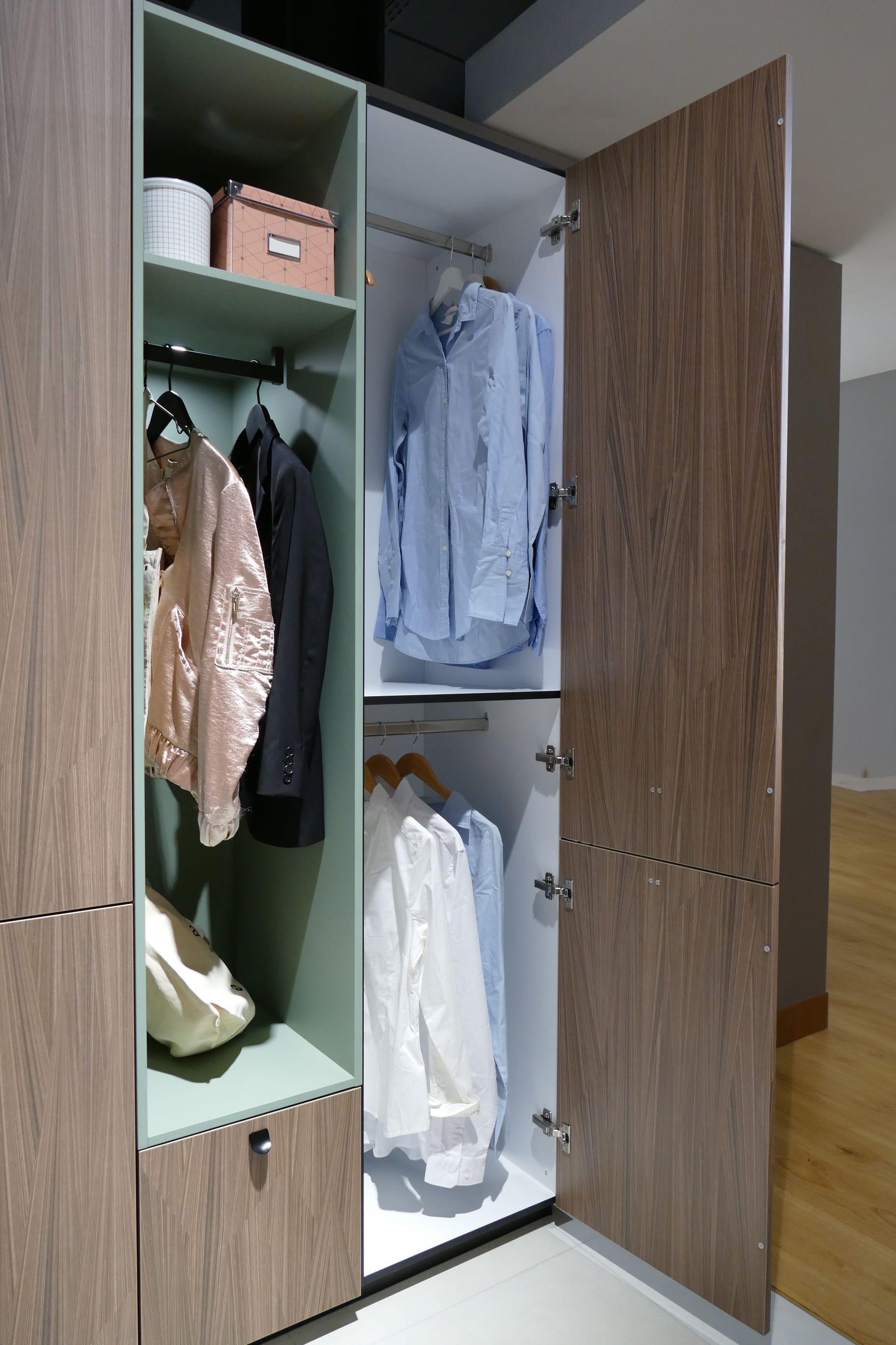 Garderobe geöffnet Schüller Avola.jpg