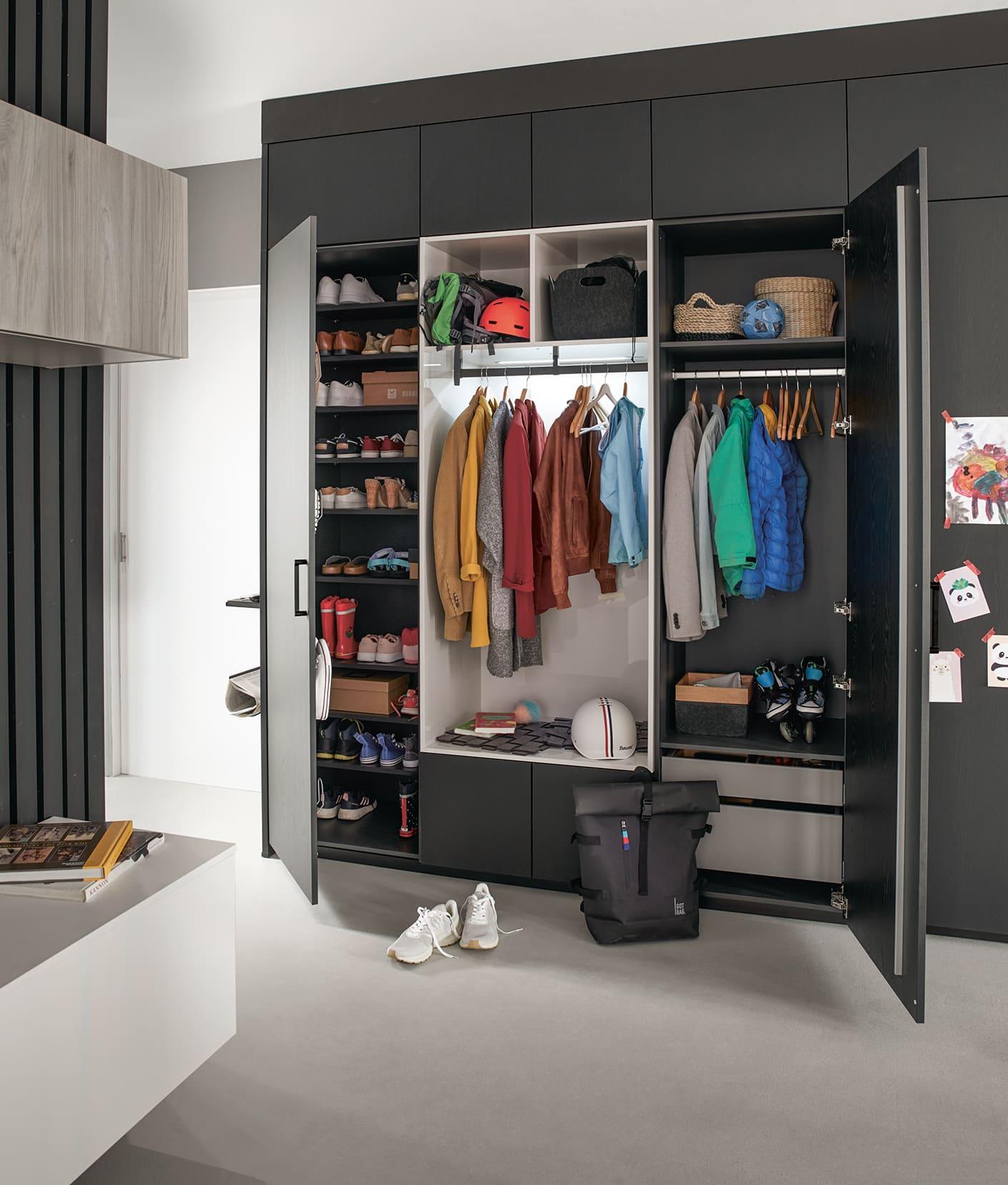 Garderobe offen.jpg