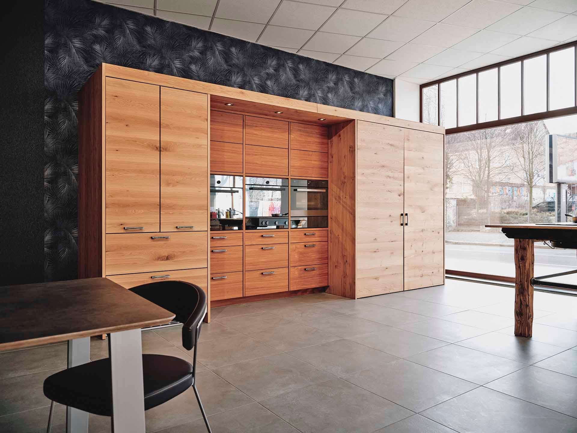 Hochschränke in Wildeiche, Zeile in Furnier Teak.jpg