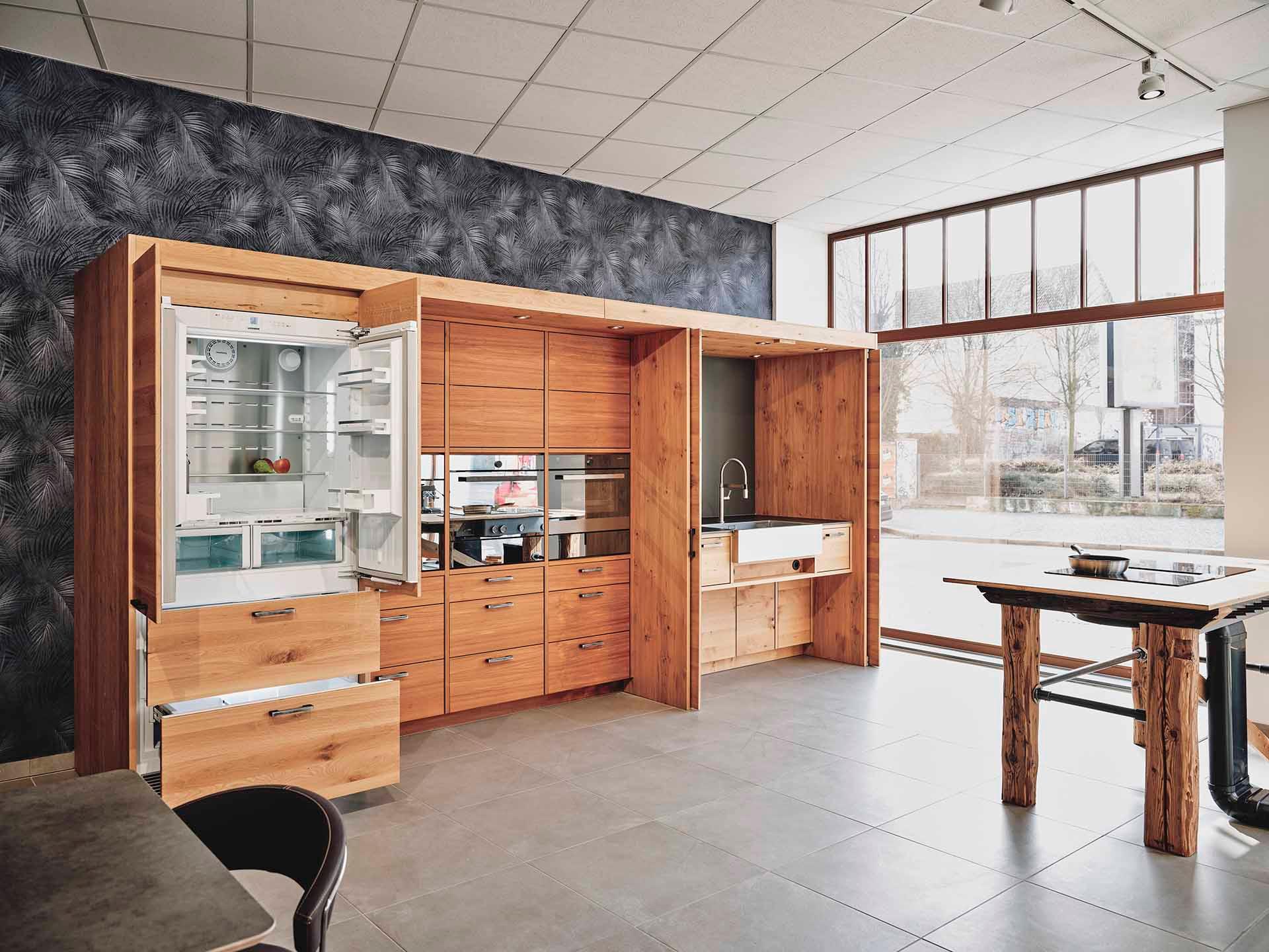 Kuchenkunstwerk alle Funktionsbereiche geöffnet.jpg