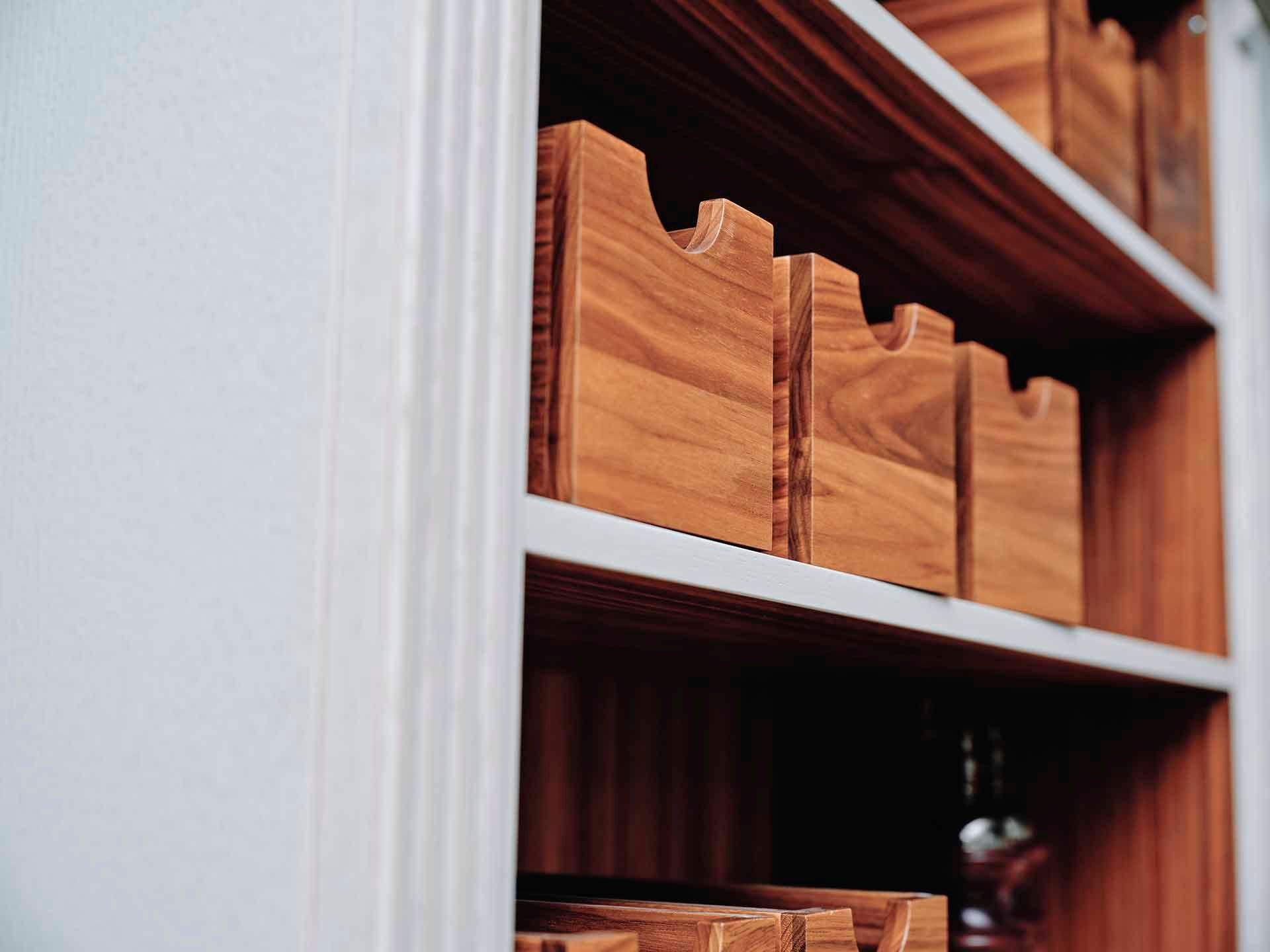 Schütten in Massiv Nussbaum Quer gemasert.jpg