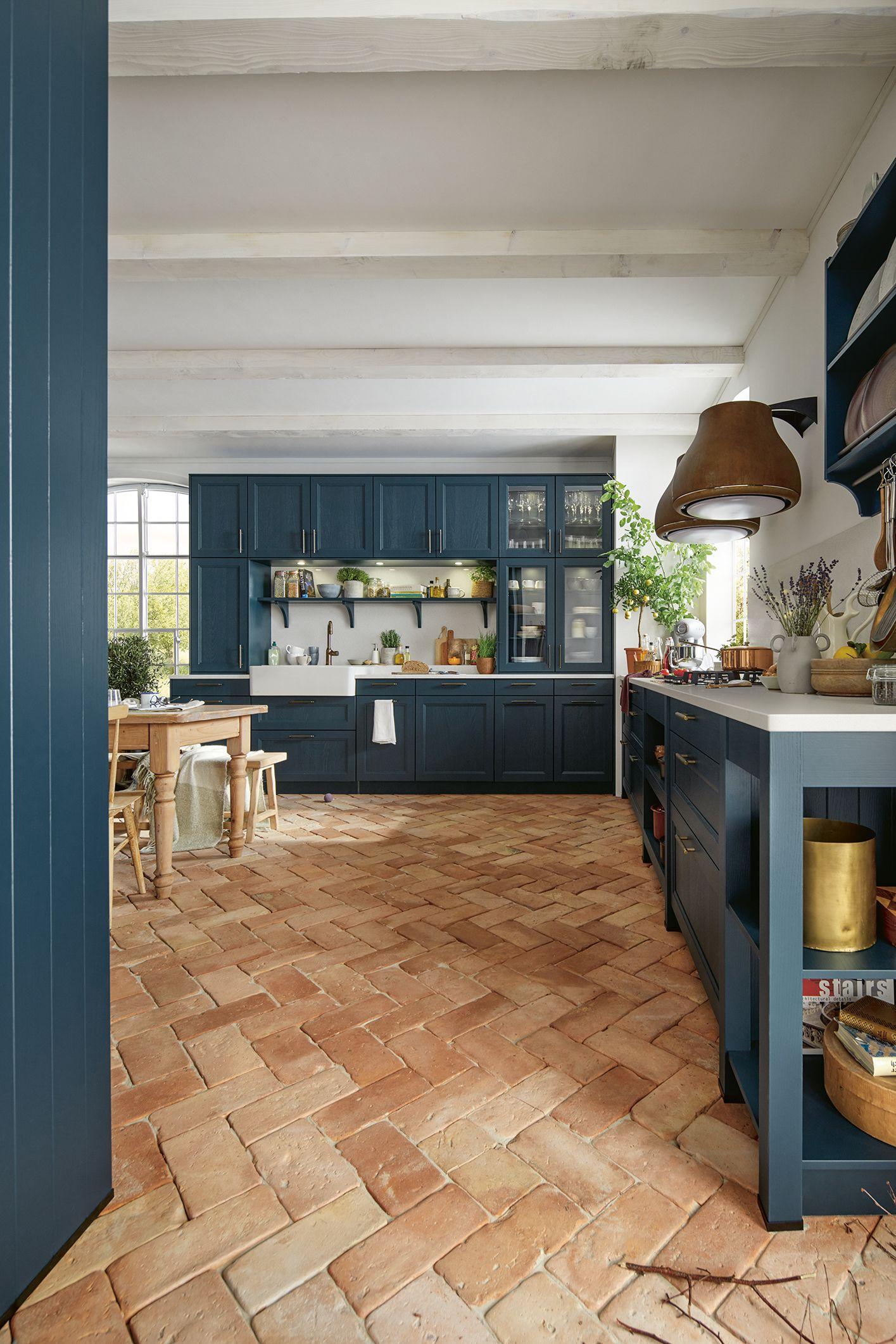 Seitenansicht Finca Esche tiefblau von Schüller Küchen.jpg