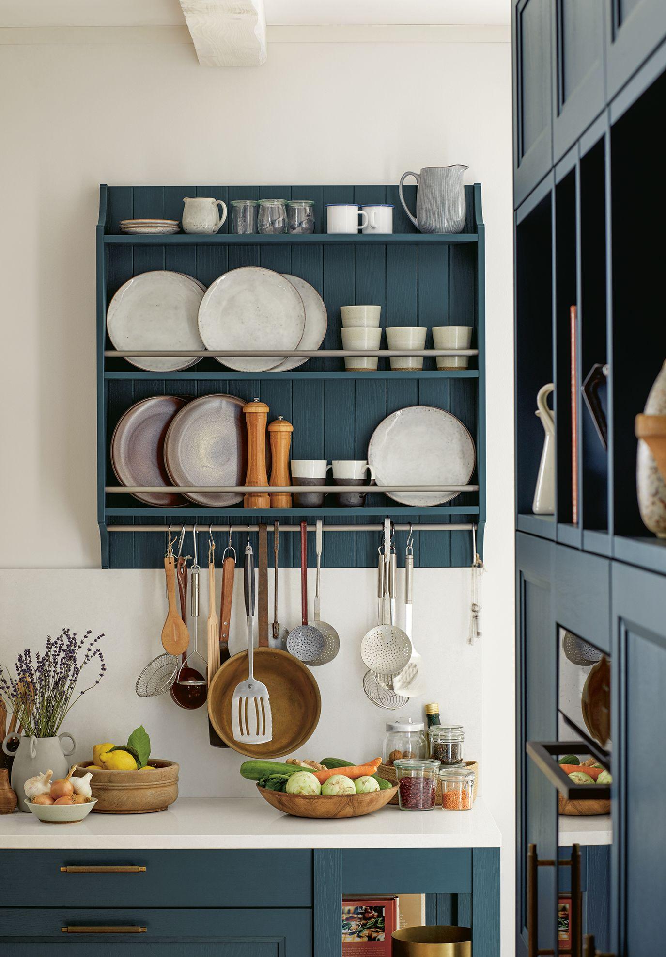 Tellerregal in tiefblau von Schüller Küchen.jpg
