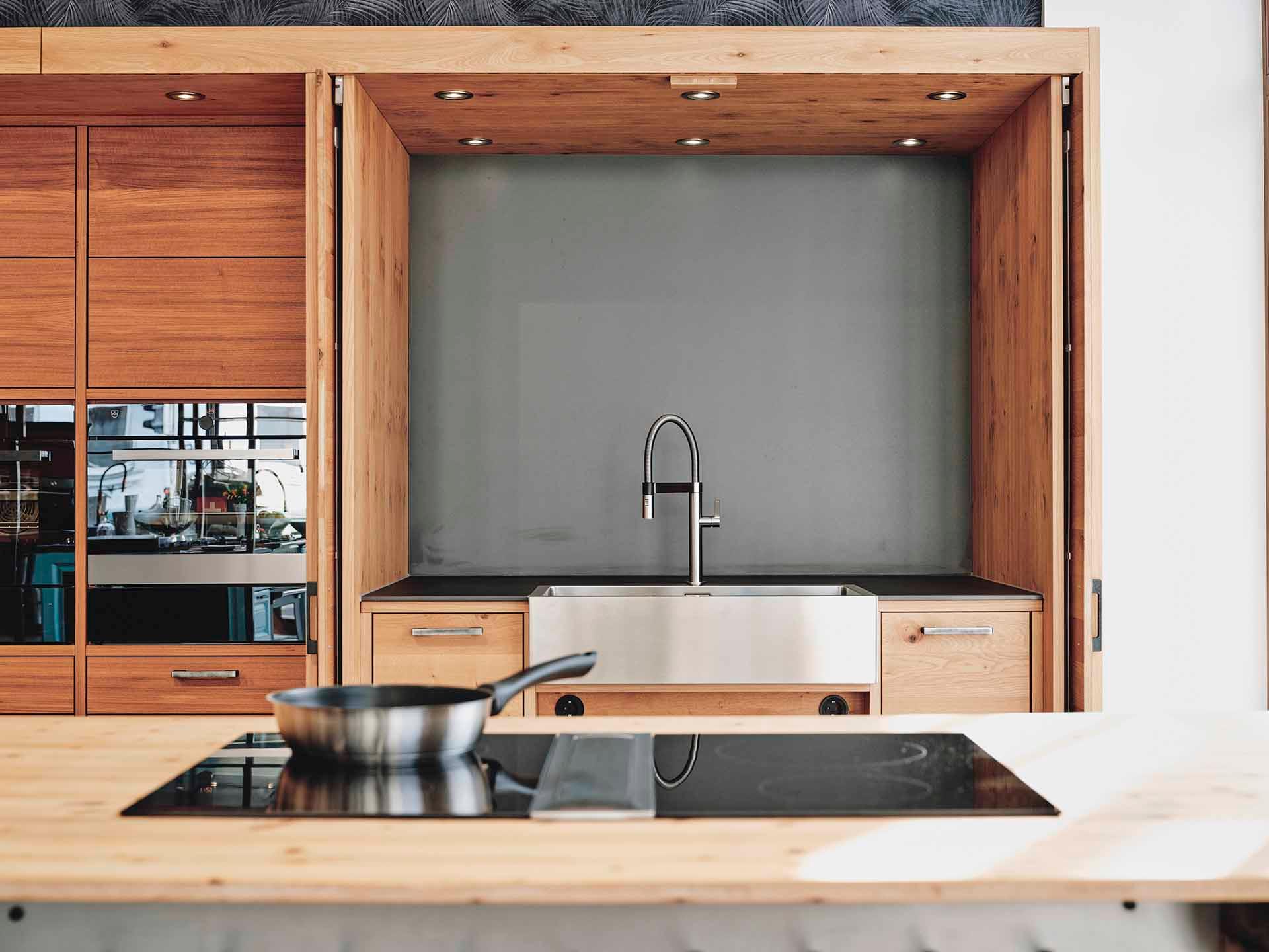 geoffneter Spulbereich mit seitlich e inschwemkbaren Hochdschrank-Türen.jpg